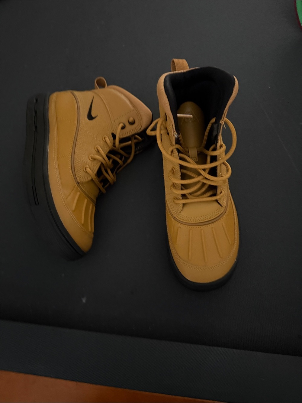 Nike Kids Tan/Black High-Top Lace-Up Boots